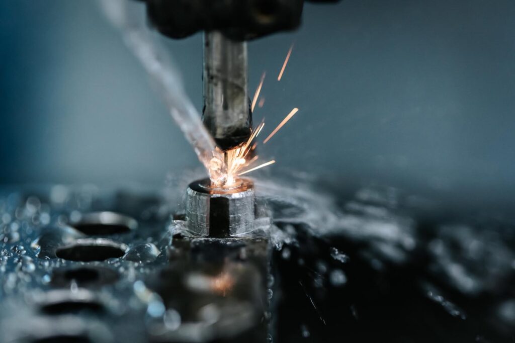 PHOTO D'UNE MACHINE ENTRAIN DE TRAVAILLER SUR UNE PIÈCE D'UN MOULE À INJECTION PLASTIQUE