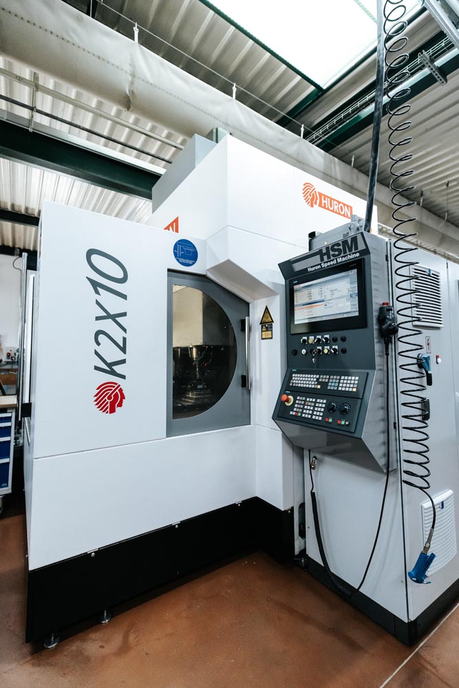 PHOTO D'UNE MACHINE INDUSTRIELLE POUR LA MÉCANIQUE DE PRÉCISION ET PETITES SÉRIES TECHNIQUES