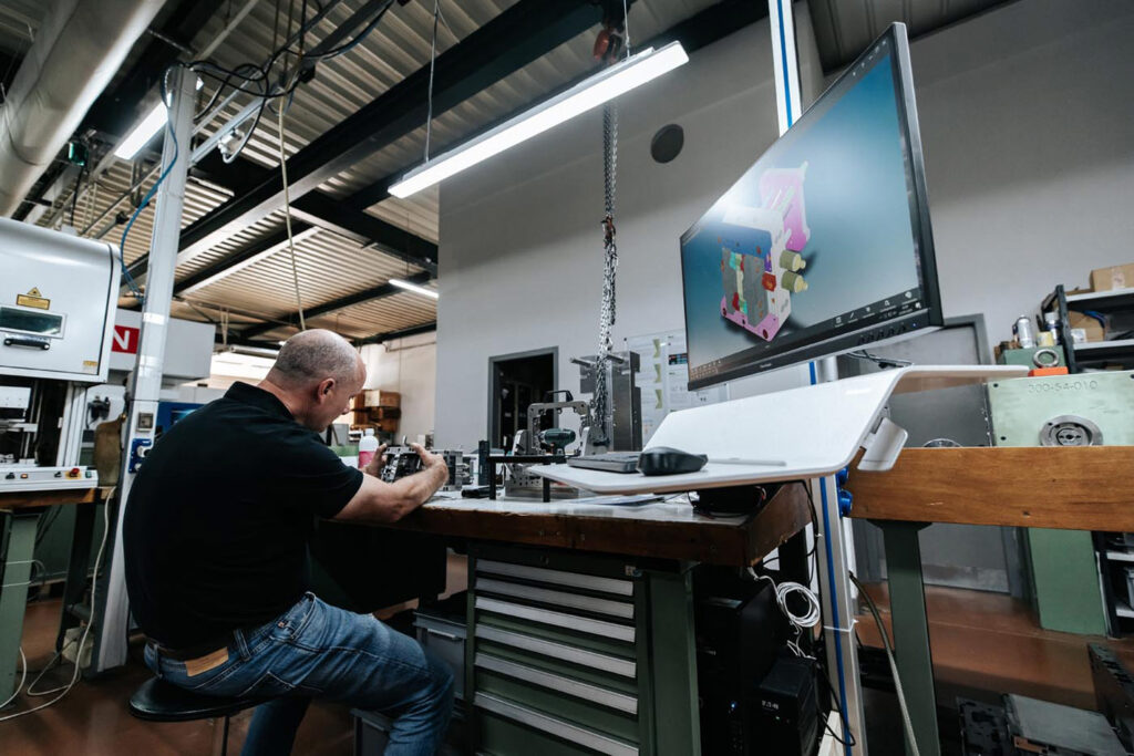 PHOTO D'UN INDUSTRIEL ENTRAIN DE RÉALISER LA MAINTENANCE D'UN MOULE INDUSTRIEL