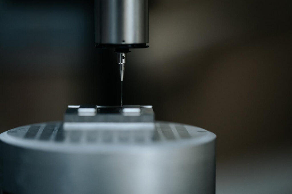 PHOTO D'UNE MACHINE DE PRÉCISION POUR MOULE À INJECTION PLASTIQUE