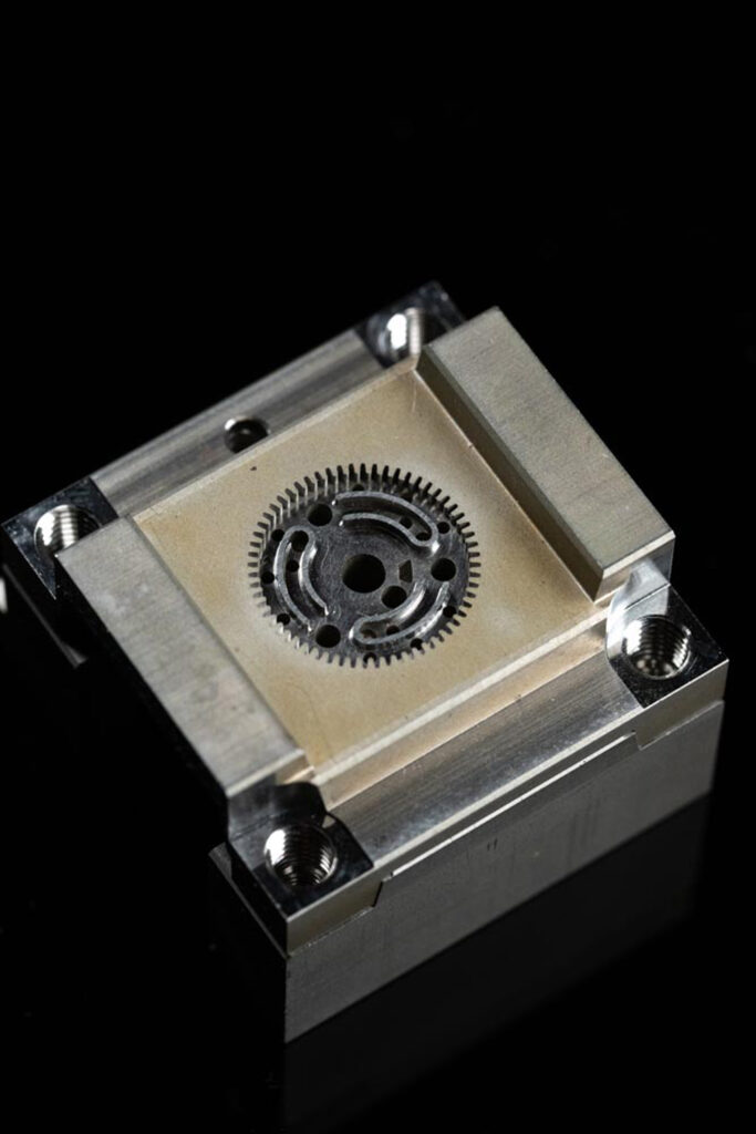 PHOTO D'UNE PIÈCE DE MOULE À INJECTION PLASTIQUE INDUSTRIEL