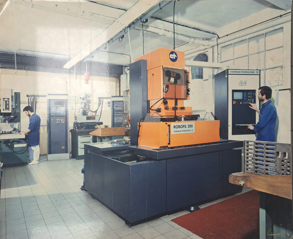 PHOTO D'UNE ANCIENNE MACHINE DE L'ENTREPRISE MODETEC POUR MOULE À INJECTION PLASTIQUE