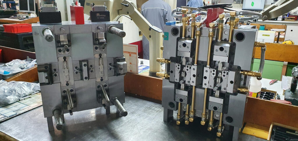 PHOTO DE DEUX MOULES CLASSIQUES POUR INJECTION PLASTIQUE